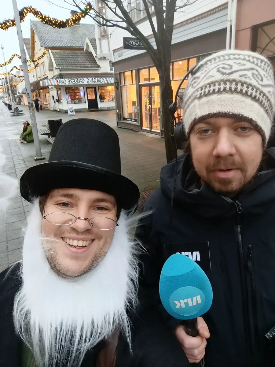 Magnus dressed as Ibsen beside a reporter during project outreach